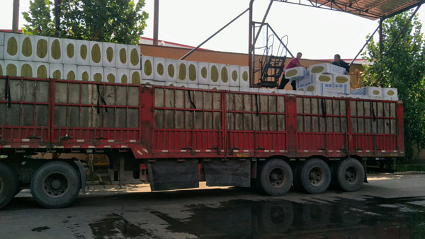 巖棉板發貨現場