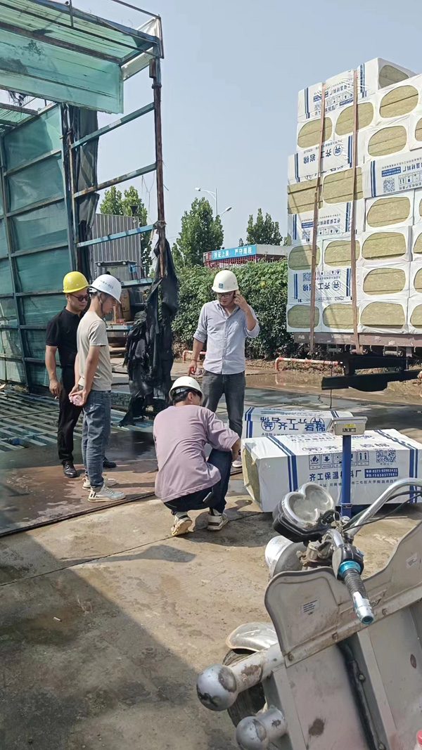 巖棉板驗收現場